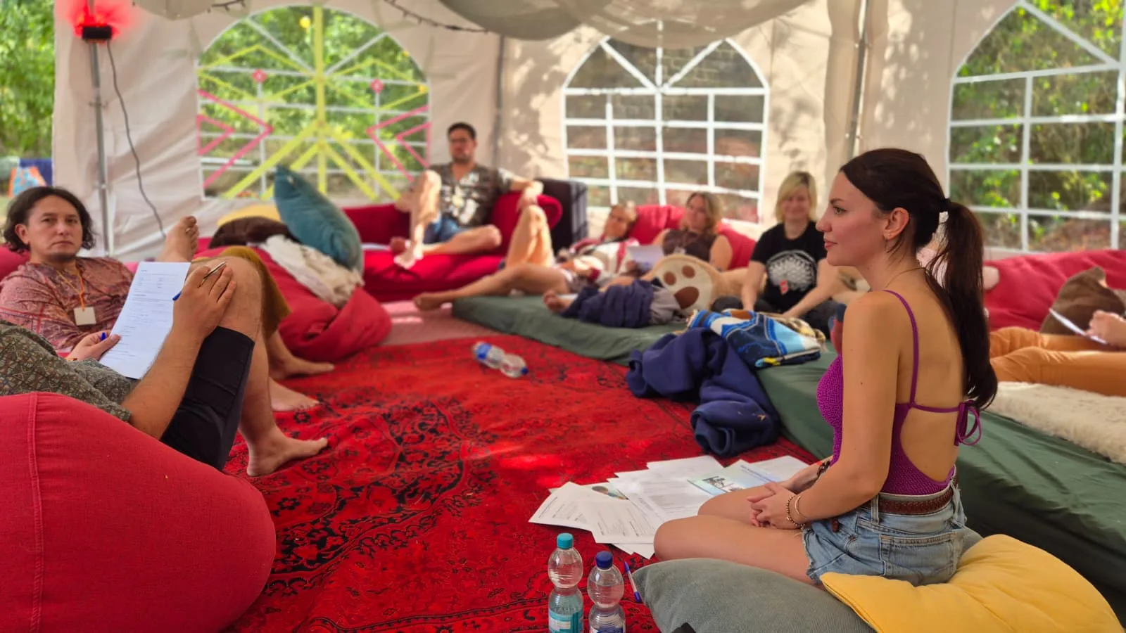 Workshop-Runde im Festivalzelt auf Kissen, Sitzsäcken und Matratzen