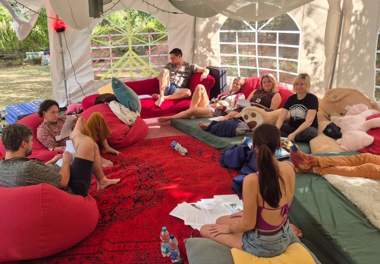 Blick ins geöffnete Festivalzelt während des Workshops